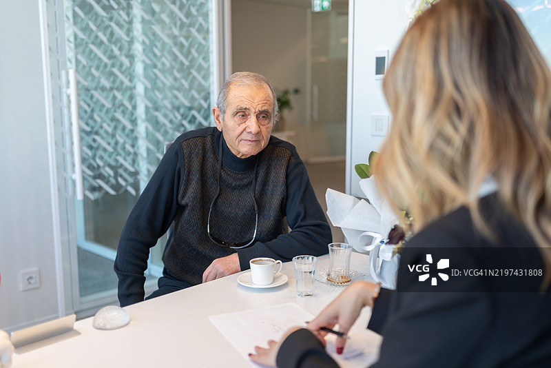 签署房地产协议图片素材