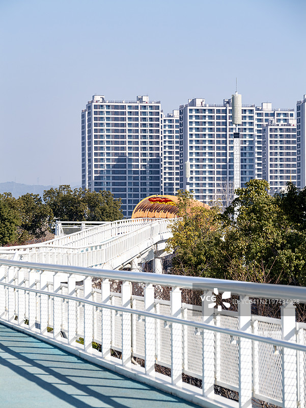 连接现代建筑与自然的城市人行天桥图片素材
