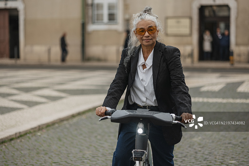 时尚女性骑电动自行车图片素材