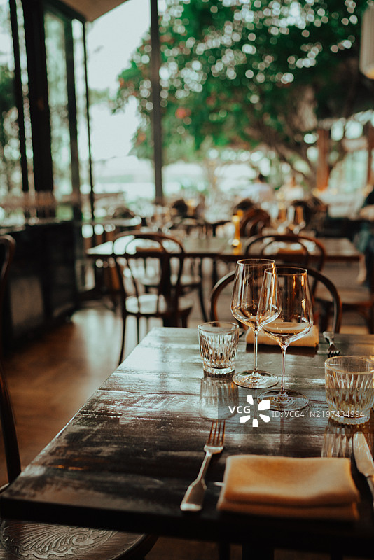 高档餐厅的餐桌布置图片素材