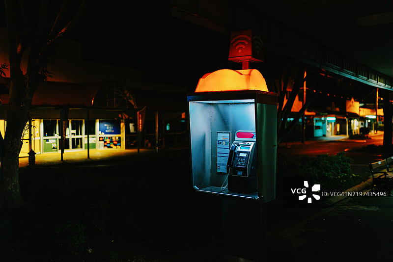 布纳镇中心的电话亭夜景图片素材