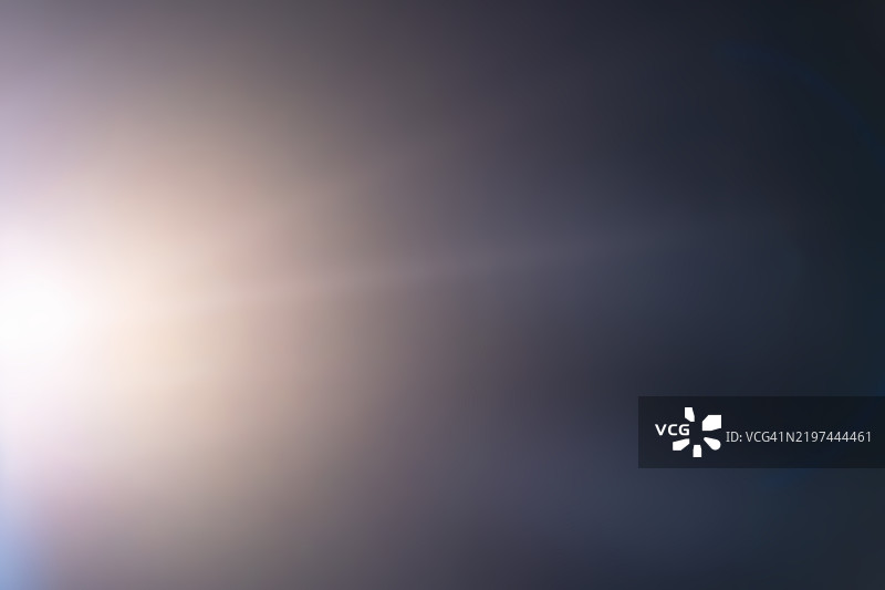 柔和光晕与深色渐变照片叠加图片素材