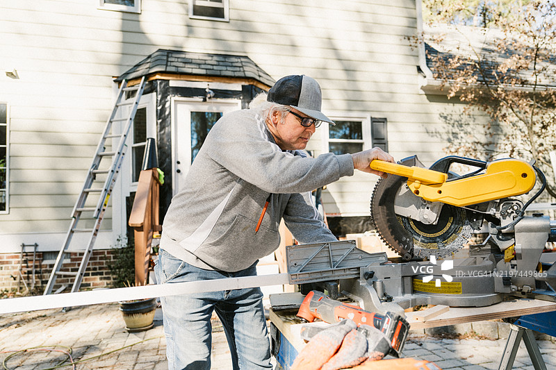 建筑工人正在修理房屋外墙。图片素材
