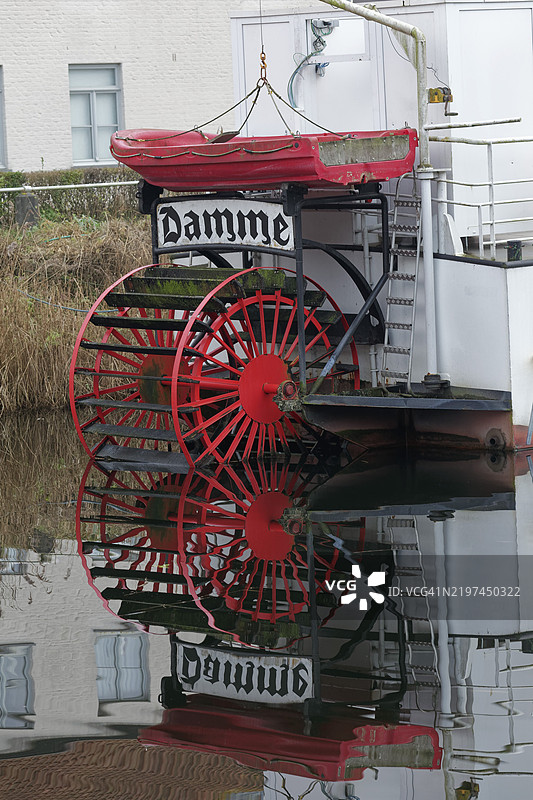 红色的桨轮和红色的救生艇,怀旧的桨轮蒸汽船Lamme Goedzack在比利时弗拉芒大区西弗拉芒省的达梅至布鲁日运河上。图片素材