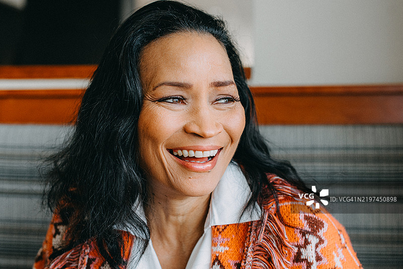 一位女性在餐厅包厢中大笑图片素材