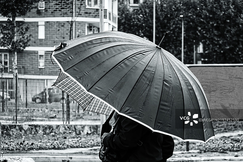 在雨中的露天市场图片素材