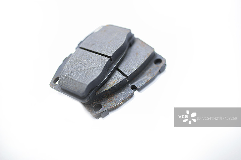 一对磨损的汽车刹车片特写，显示出锈蚀和使用痕迹图片素材