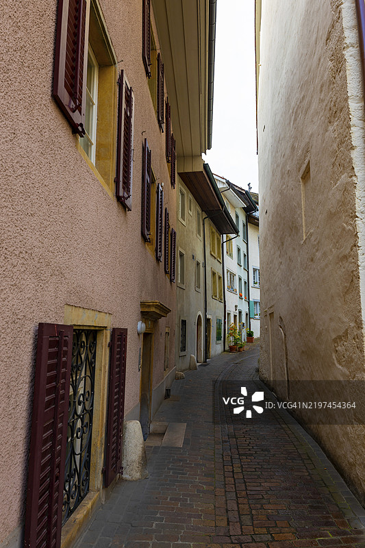 瑞士索洛图恩州奥尔滕古镇阳光明媚的美丽狭窄街道图片素材