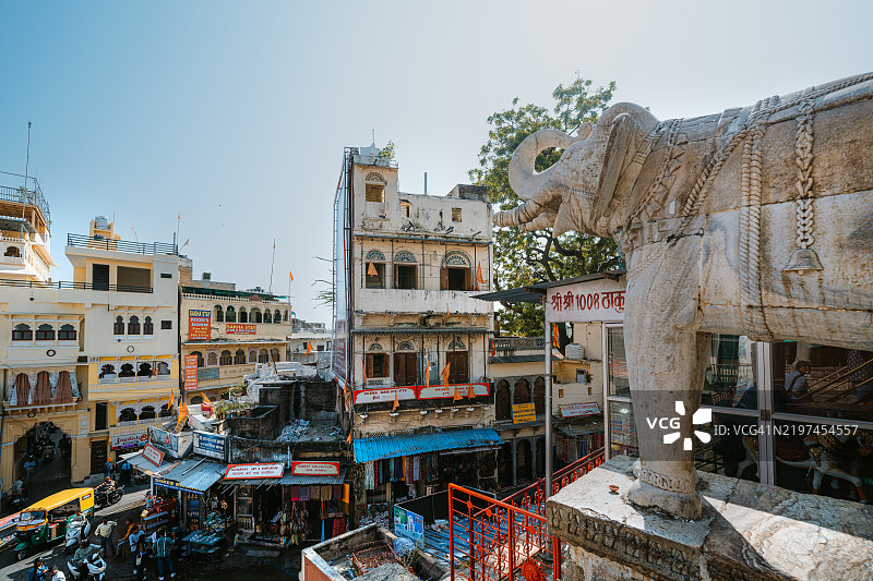 乌代布尔热闹的市场和建筑，展现历史悠久的大象雕像图片素材