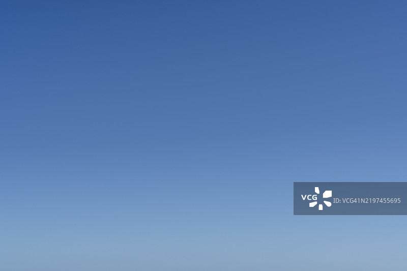 广阔的蓝天，柔和的渐变与宁静图片素材