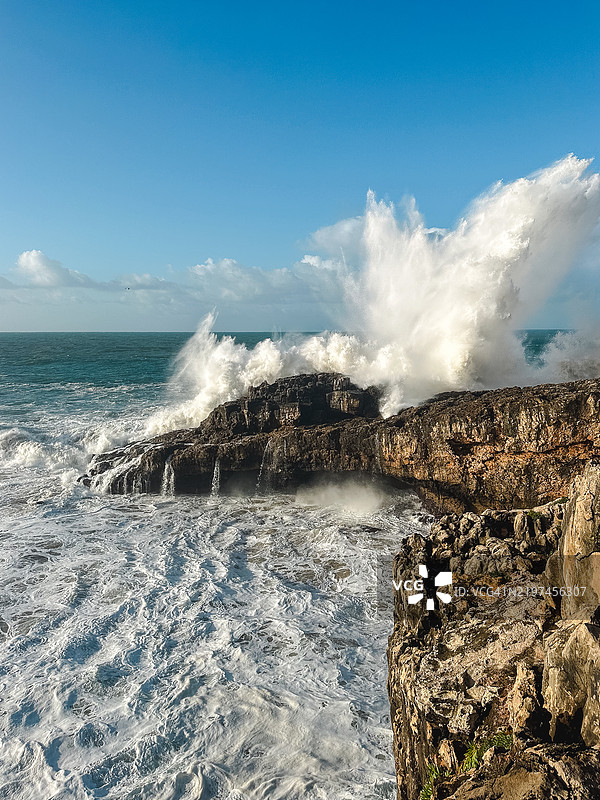 卡斯凯什海岸巨浪拍打岸边图片素材