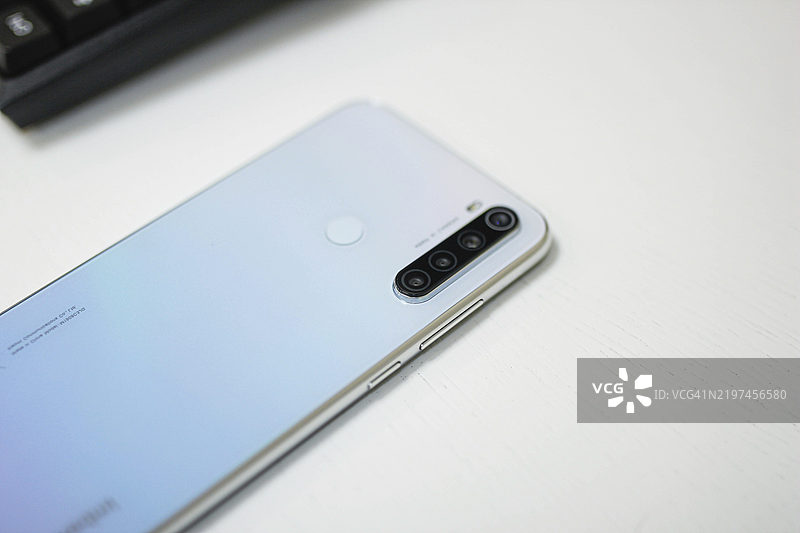 干净现代的银色智能手机，配有多个摄像头镜头图片素材