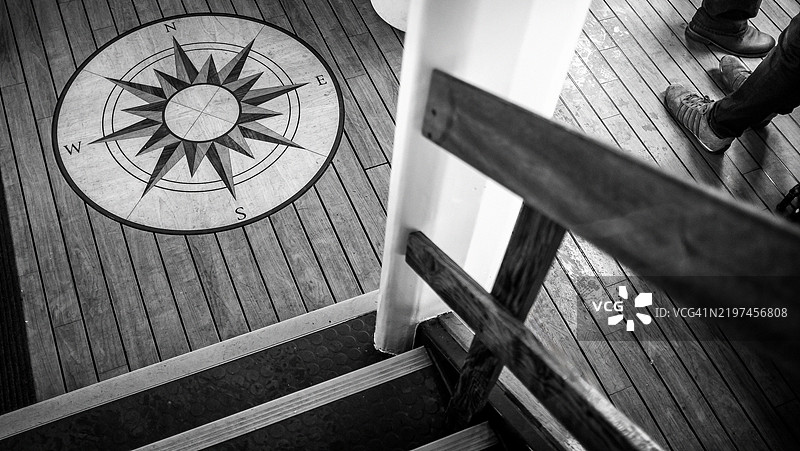洛赫洛蒙德渡轮甲板上的罗盘玫瑰嵌饰图片素材
