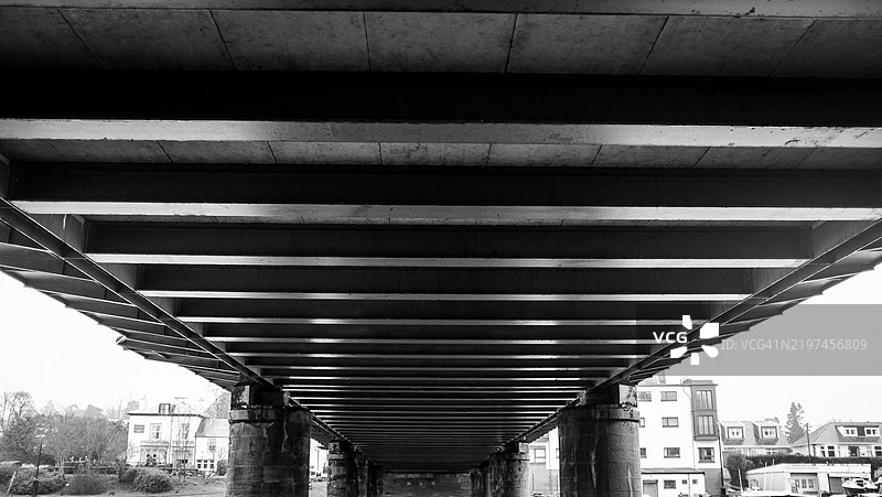 铁路桥底部的几何线条图片素材