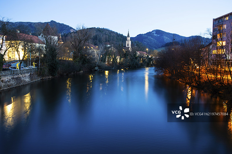 穆尔河的景观，蓝色时刻，长时间曝光，莱奥本，施蒂利亚，奥地利，欧洲图片素材
