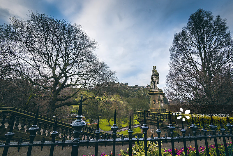 爱丁堡王子街花园中的雕像图片素材
