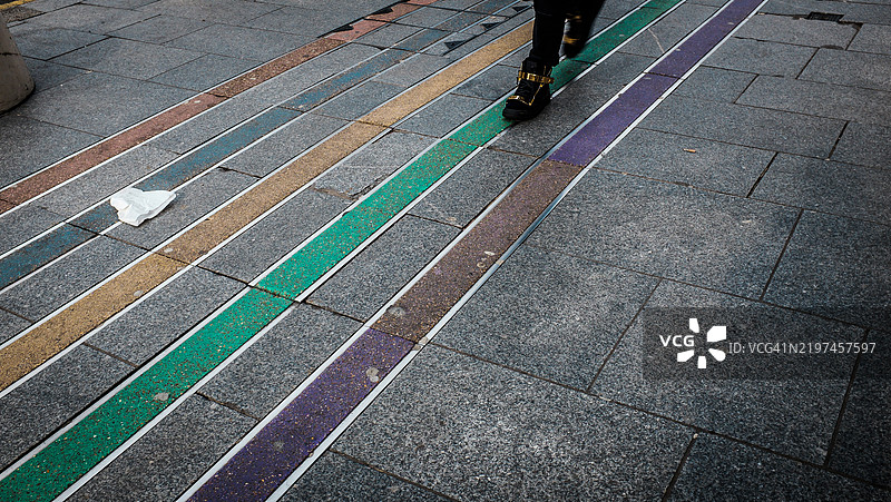 伯明翰的人行道彩虹台阶行走者图片素材