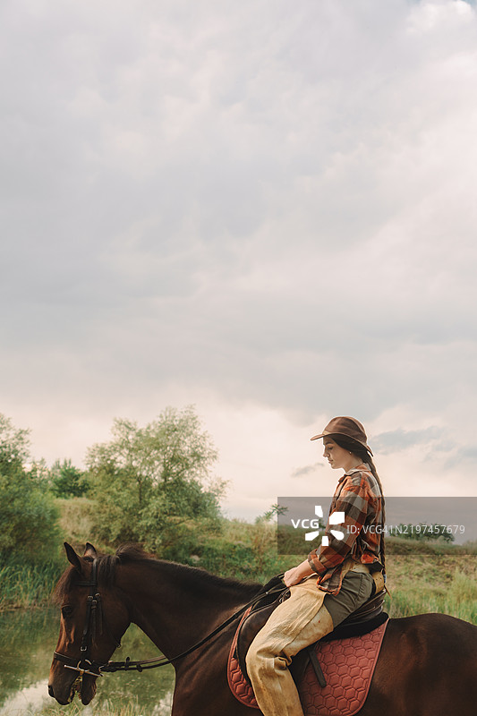 年轻女性享受骑马的乐趣图片素材