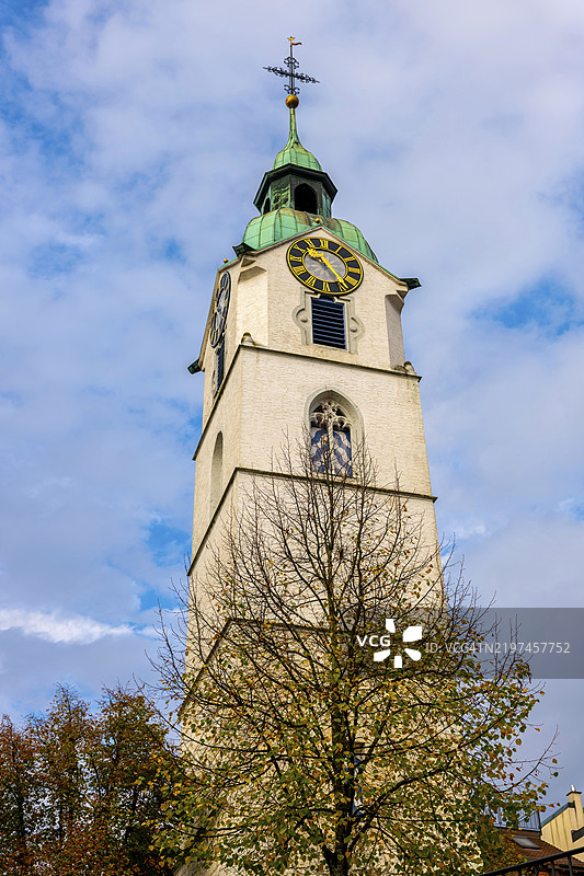 瑞士索洛图恩州奥尔滕的阳光明媚的日子里，钟楼旁的美丽老城图片素材