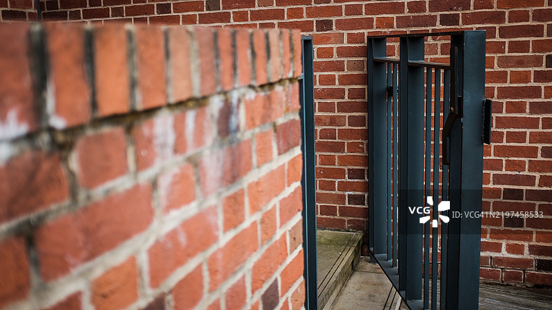 斯特拉特福德的砖墙金属门图片素材