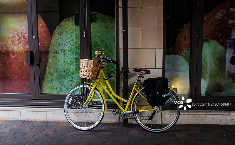 复古自行车靠在约克商店橱窗展示前图片素材