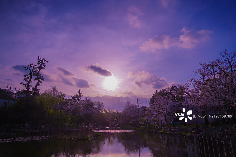 日落时分湖泊与天空的美丽景色图片素材