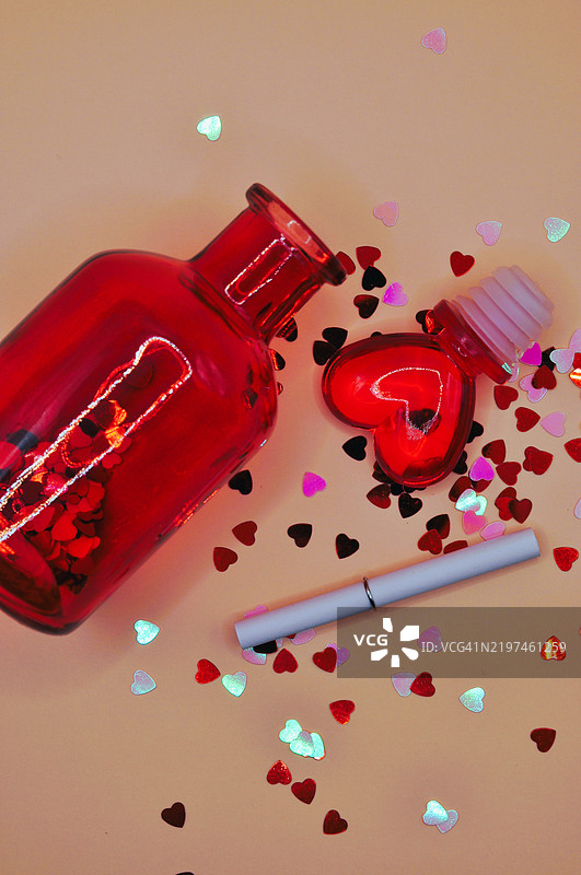 高角度视图的药物放在桌子上图片素材