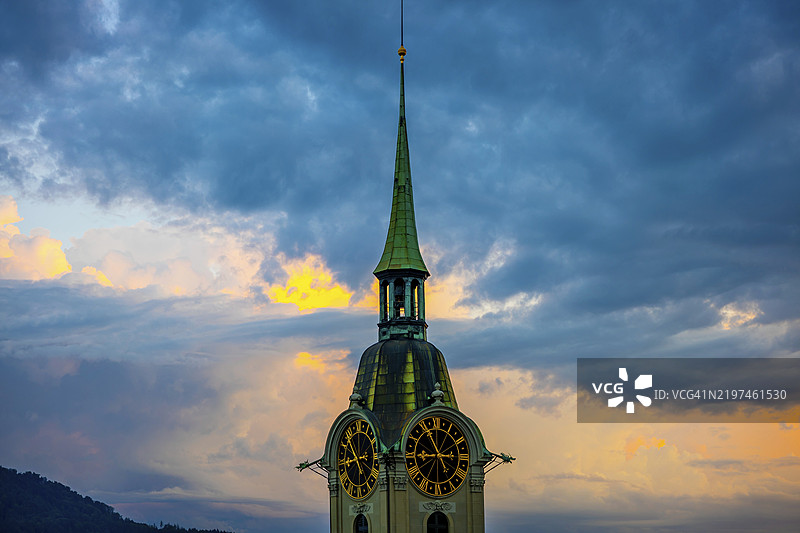 瑞士伯尔尼市的钟楼与黄昏时分的暴风云图片素材