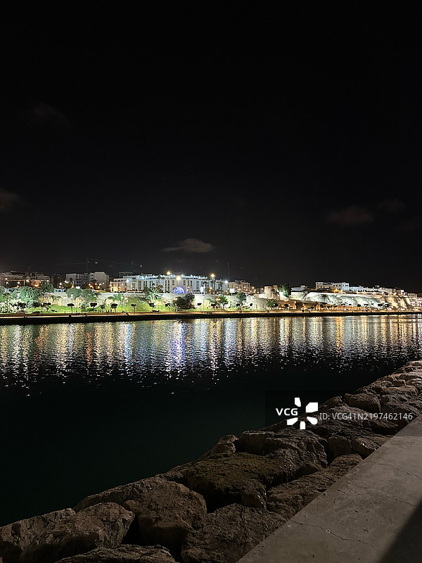 摩洛哥拉巴特夜晚灯火辉煌的城市景观图片素材