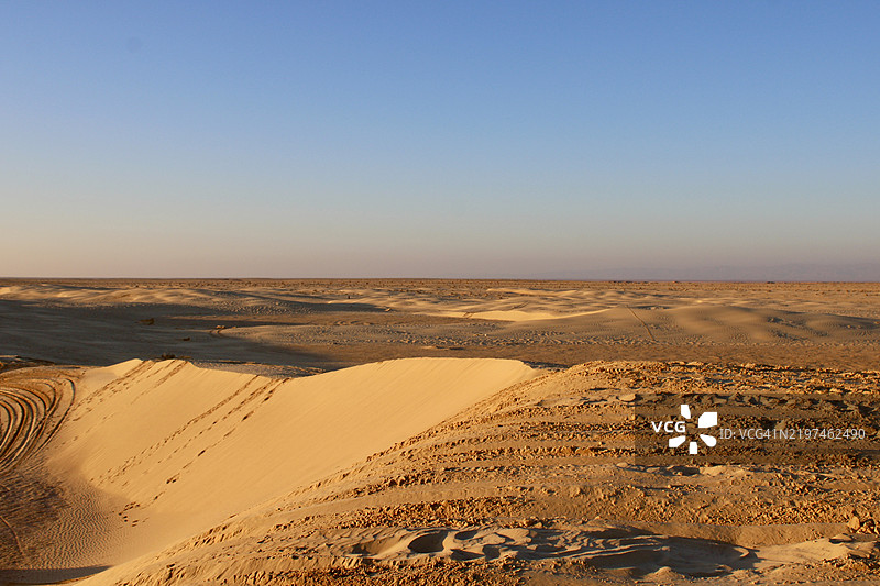 突尼斯托泽尔省的沙漠美景与晴朗的天空图片素材