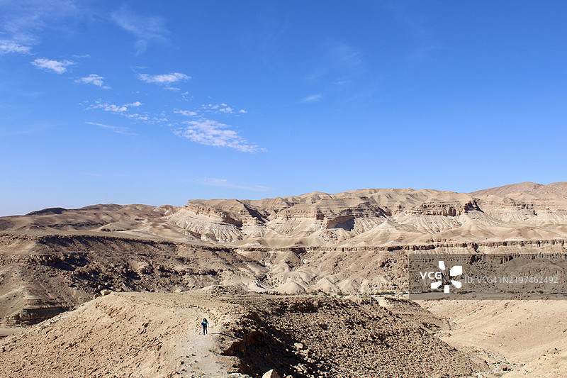 突尼斯托泽尔省的沙漠美景与天空相映成趣图片素材