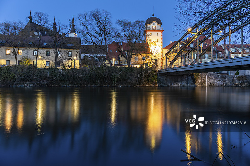 蓝色时刻，穆尔河上的桥，瓦森桥，背后是灯光照亮的香菇塔，长时间曝光，莱奥本，施蒂利亚，奥地利，欧洲图片素材