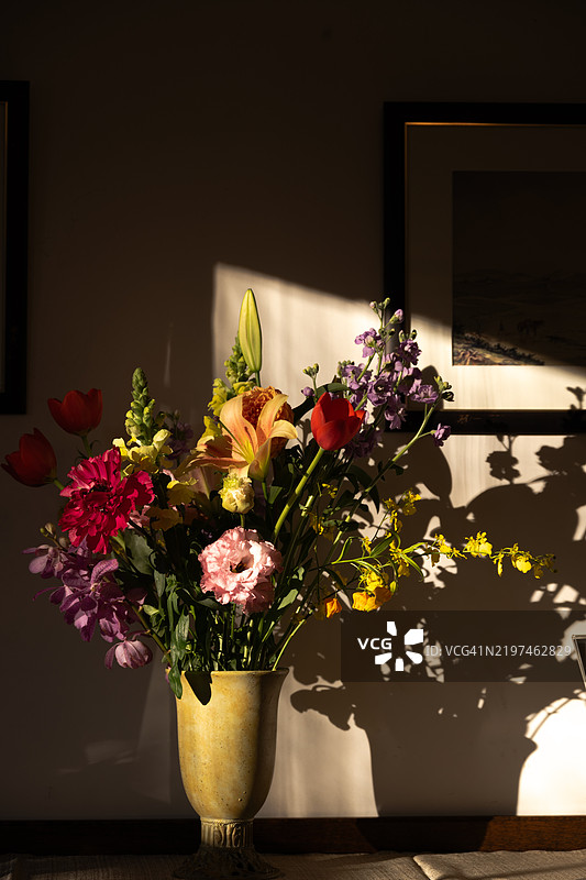 日本桌子上的花瓶特写图片素材