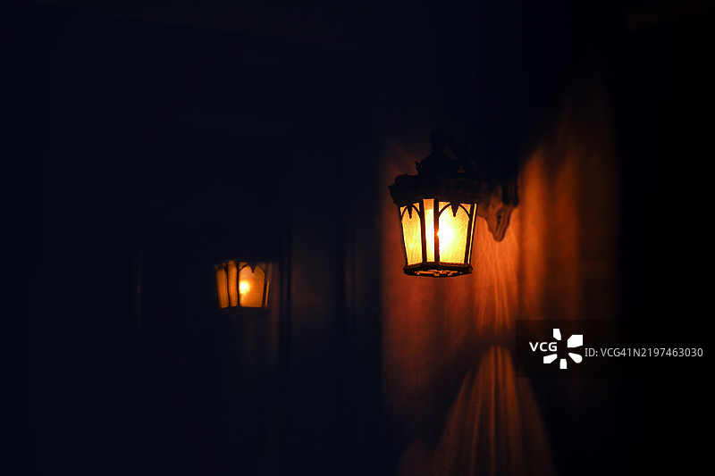 黑暗房间中照亮的灯具特写，盐湖城，犹他州，美国图片素材