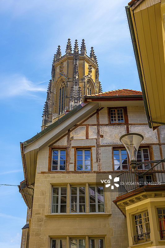 瑞士弗里堡（Fribourg）古城中阳光明媚的夏日，教堂塔楼与房屋图片素材