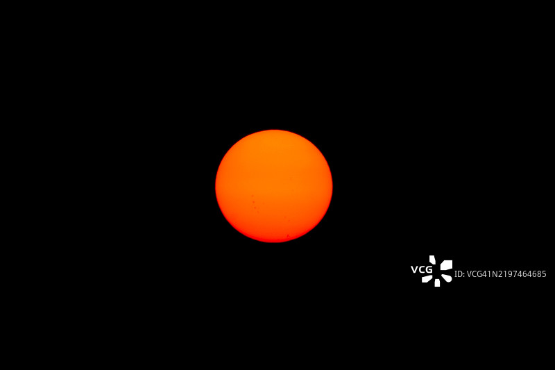 夜晚橙色天空的低角度视图，广东湛江，中国图片素材