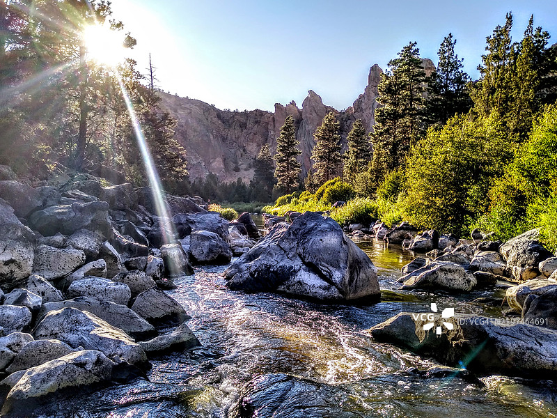俄勒冈州德舒特县的岩石与天空的美丽景观图片素材