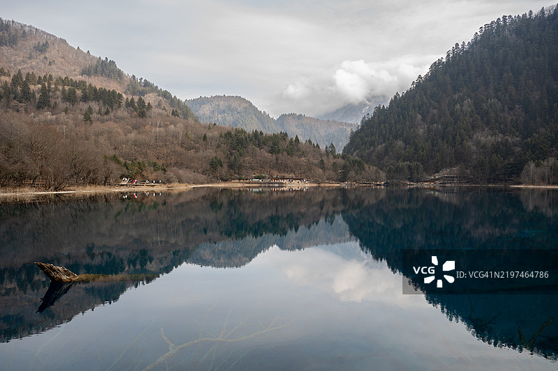 九寨沟，中国，湖泊与山脉的美丽景色映衬着天空图片素材