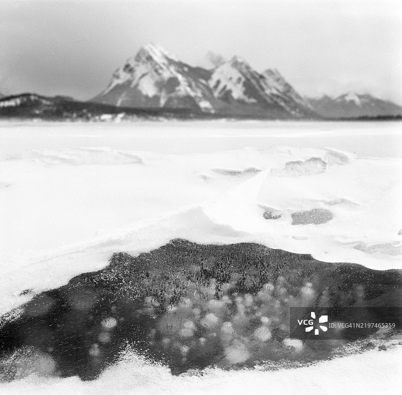 阿尔伯塔省冰封的亚伯拉罕湖上方的加拿大落基山脉图片素材