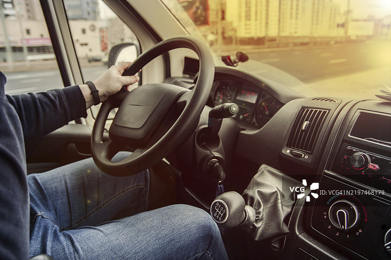 驾驶手动挡面包车，城市道路景观图片素材