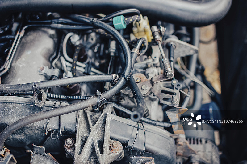 汽车发动机组件和电线的详细视图，展示维修工作图片素材