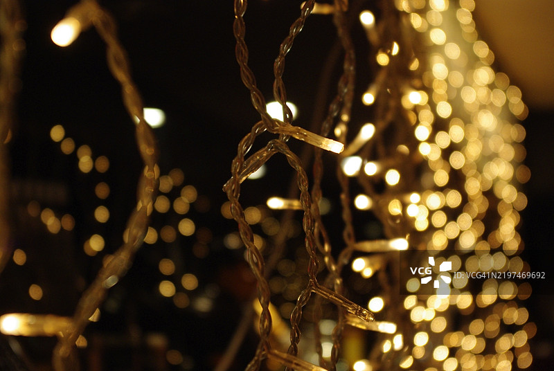 圣诞节或派对上的装饰灯，图像中心聚焦，模糊效果营造氛围图片素材