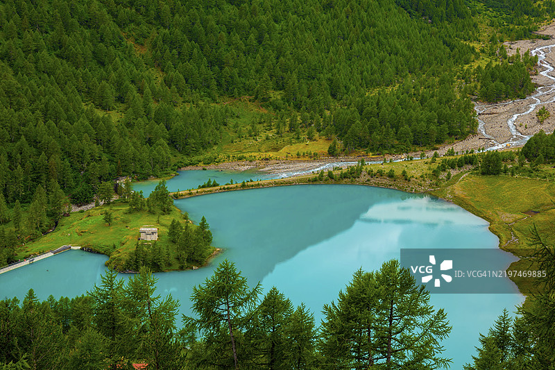 美丽的阿尔卑斯山格伦山和阿尔卑斯湖帕吕在瑞士伯尼纳格里松的波斯基亚沃夏日景色图片素材