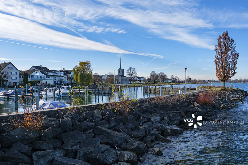 一个港口，背景有教堂和秋天的氛围，蓝天之下的船只，瑞士图尔高州霍恩，欧洲图片素材