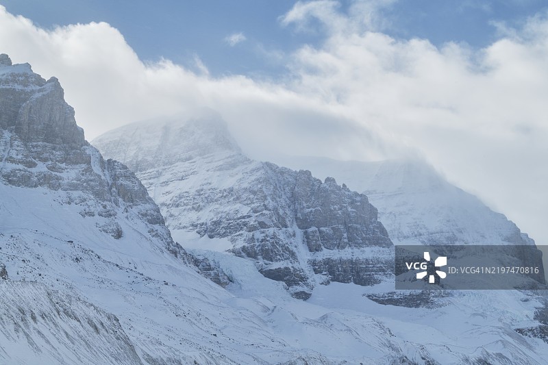 冬季贾斯珀国家公园的安德罗梅达山图片素材