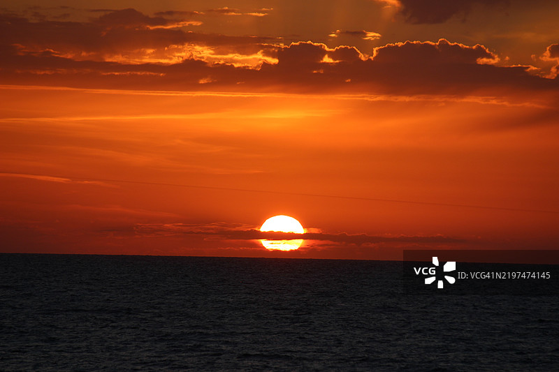 海面与橙色天空的美丽景色图片素材