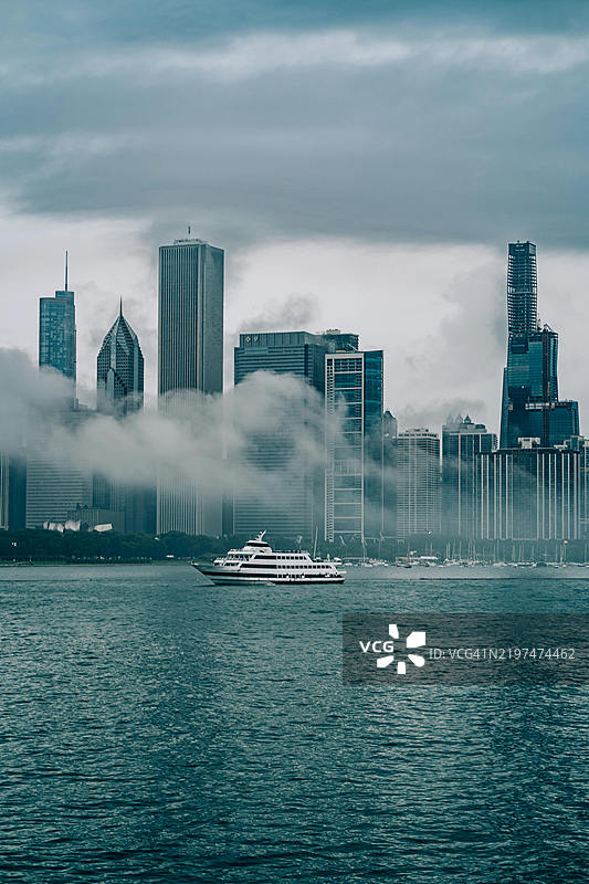 迈阿密海滩，佛罗里达州，美国，城市建筑在多云的天空下的景观图片素材
