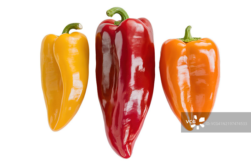 白色背景上的橙色、红色和黄色甜椒图片素材