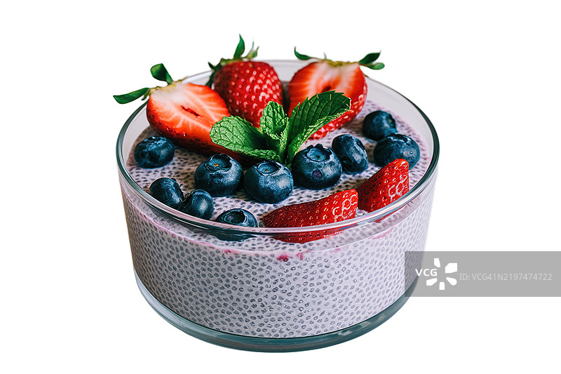 一碗盛有奇亚籽布丁的玻璃碗照片图片素材
