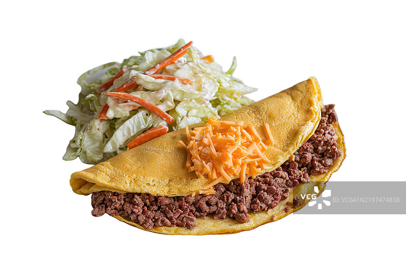一张牛肉饼煎蛋卷配卷心菜沙拉的照片图片素材